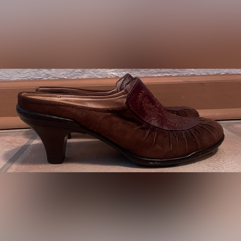 Sofft Brown Suede Slip On Mules Maroon Paisley Design Leather Onlay Women's; 9.5